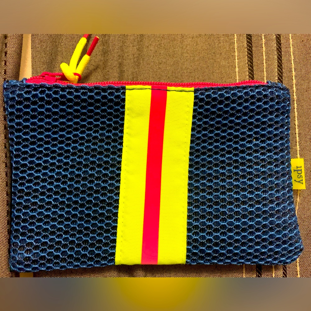 FREE w/$50 purchase || Ipsy makeup bag